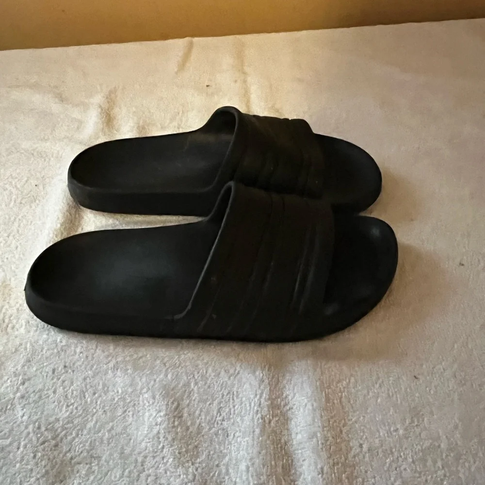 Men’s Imperfection Sandals Sz Large (9-10)